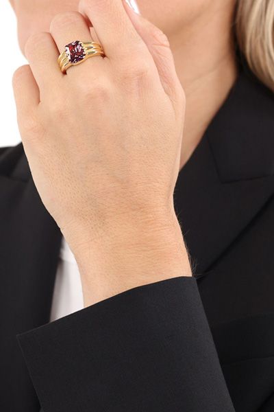 Ring mit Zierstein in Gold/Lila