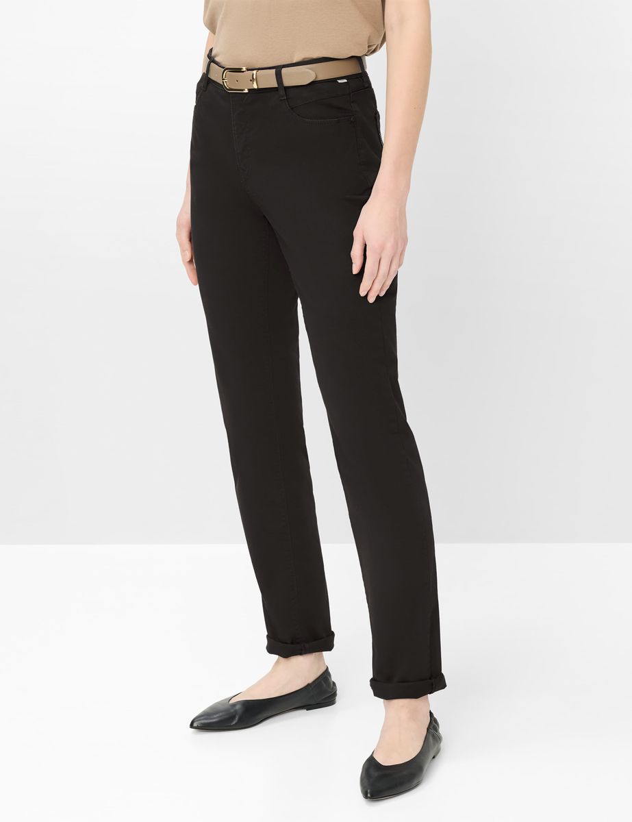 Klassische schwarze Jeans mit regulärer Passform