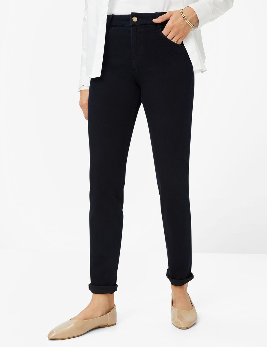 Schmal geschnittene Jeans in dunkler Waschung