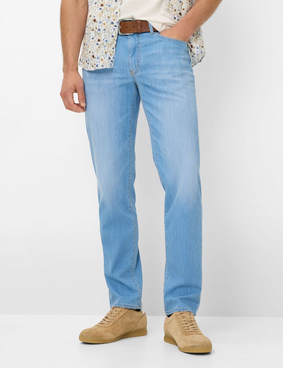 Herren Jeans in hellblauer Waschung mit geradem Schnitt