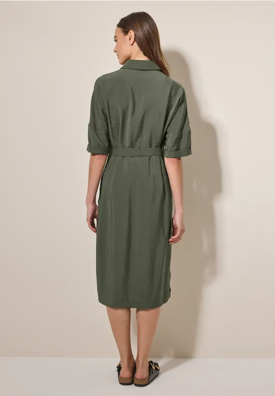 Grünes Musselin-Midi-Hemdkleid