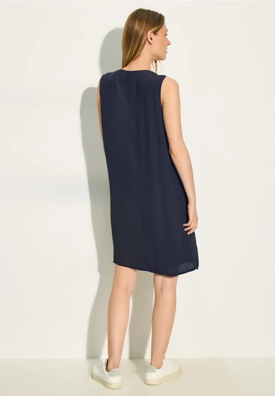 Ärmelloses Kleid in Kreppstruktur