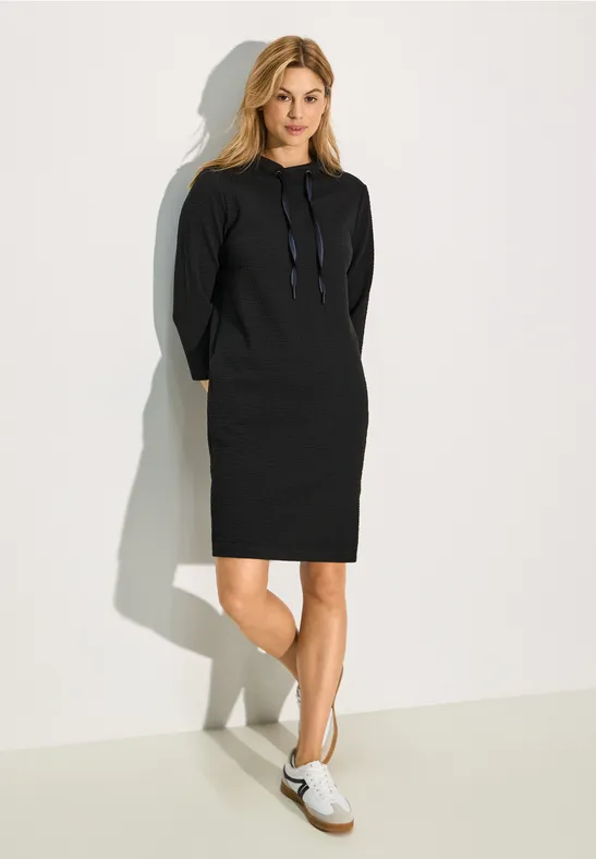 Strukturiertes Strickkleid mit Kapuze