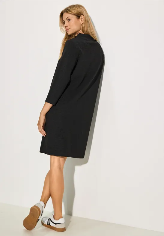 Strukturiertes Strickkleid mit Kapuze