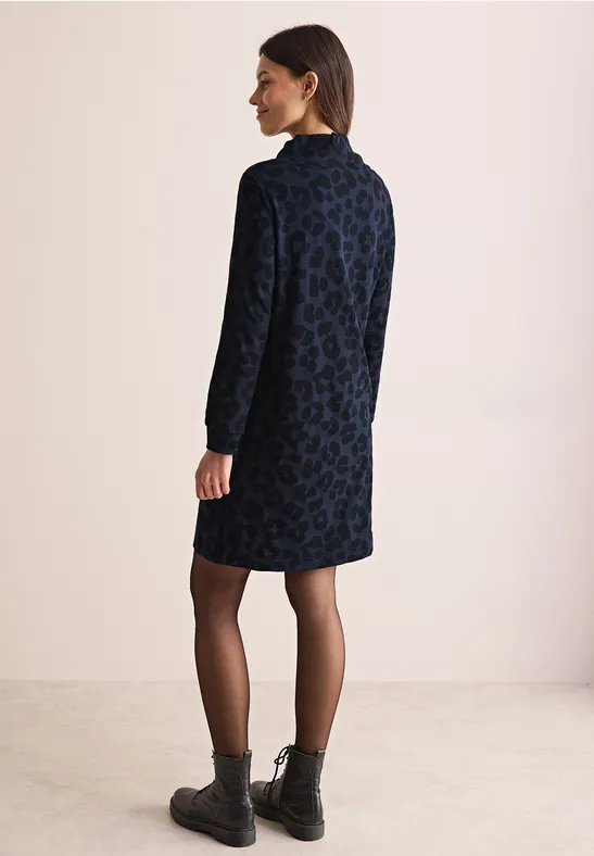 Jacquard-Kleid mit Leo-Muster und Stehkragen
