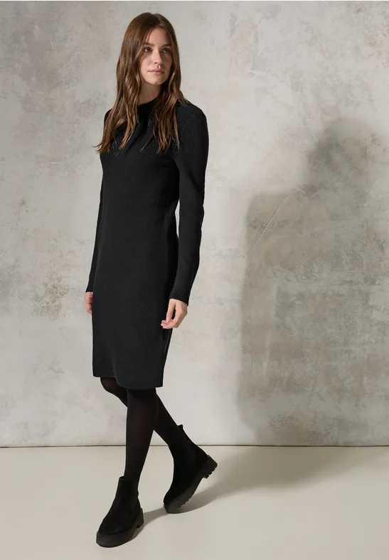 Elegantes geripptes Strick-Midikleid