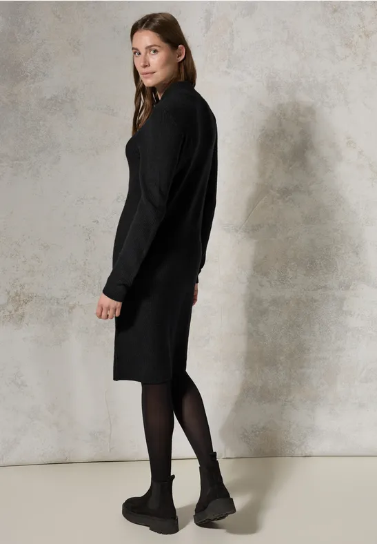 Elegantes geripptes Strick-Midikleid