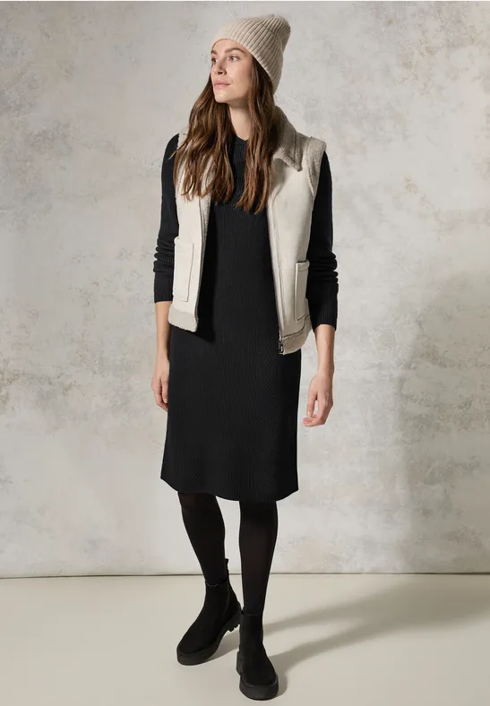 Elegantes geripptes Strick-Midikleid