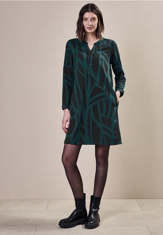 Kleid mit geometrischem Druck und langen Ärmeln