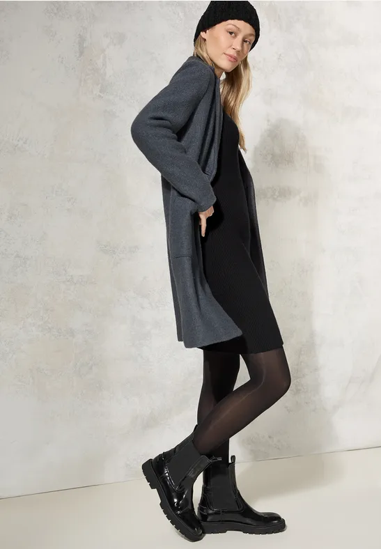 Geripptes Strickkleid mit langen Ärmeln