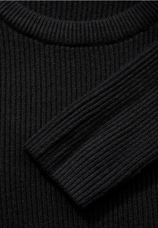 Geripptes Strickkleid mit langen Ärmeln