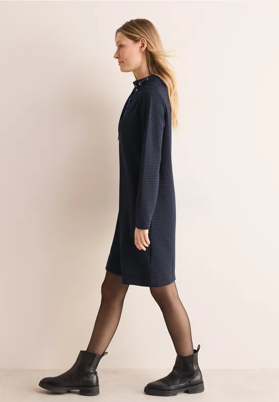 Geripptes Ottoman-Strickkleid mit Kapuze