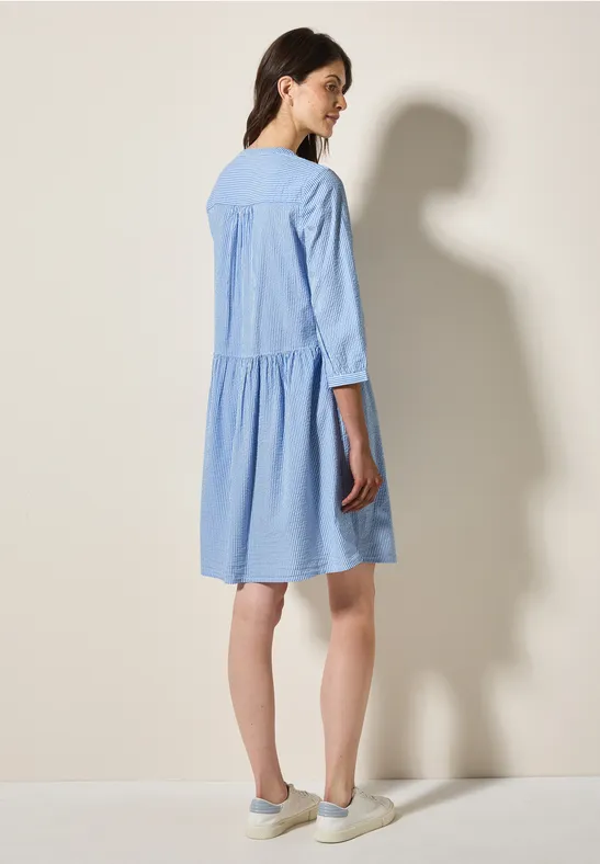 Gestreiftes Seersucker-Kleid mit Knopfleiste und Ärmeln