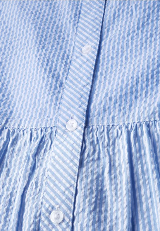 Gestreiftes Seersucker-Kleid mit Knopfleiste und Ärmeln