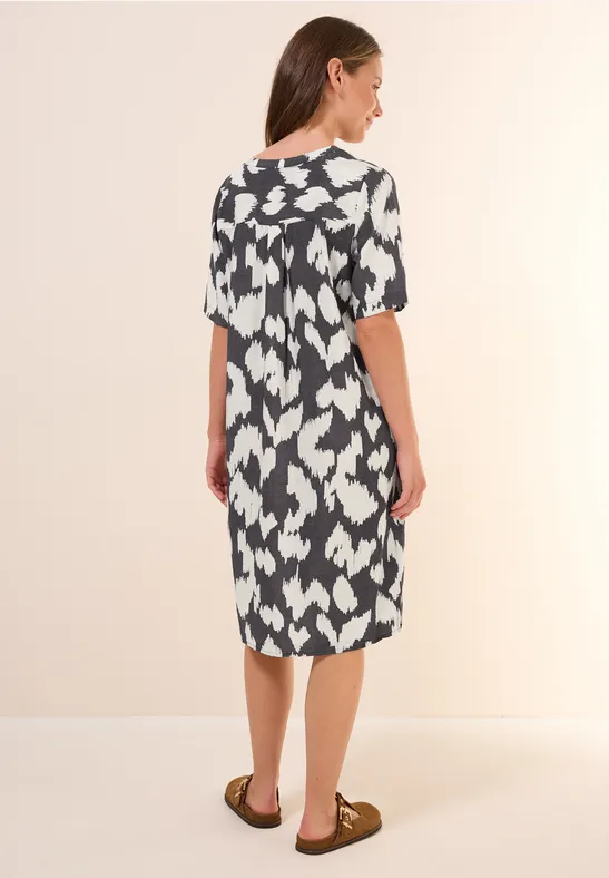 Kleid mit grafischem Druck und kurzen Ärmeln