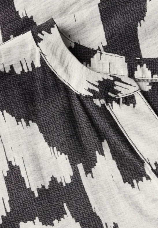 Kleid mit grafischem Druck und kurzen Ärmeln