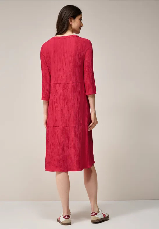 Strukturiertes, gestuftes Midikleid mit Ärmeln