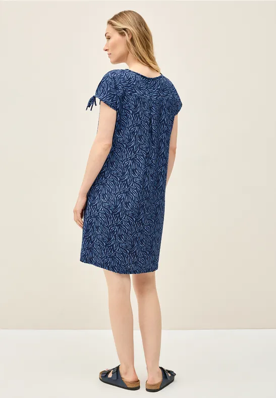 Lässiges Strickkleid mit Blätterdruck