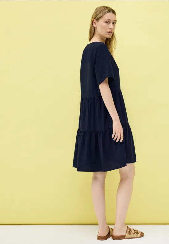 Lässiges Mini-Stufenkleid mit V-Ausschnitt