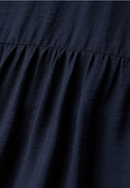 Lässiges Mini-Stufenkleid mit V-Ausschnitt