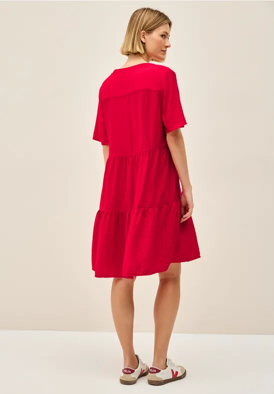 Kurzes Stufenkleid mit kurzen Ärmeln