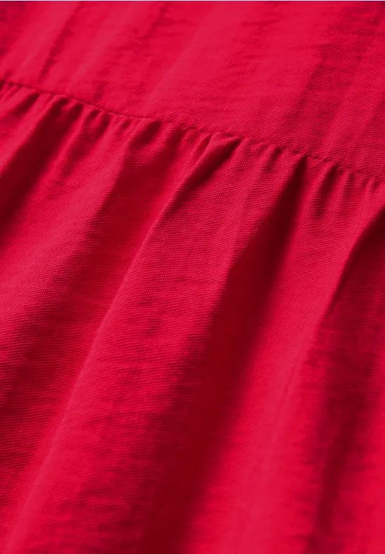 Kurzes Stufenkleid mit kurzen Ärmeln