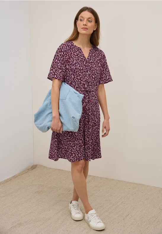 Gemustertes Kleid mit V-Ausschnitt und Bindegürtel
