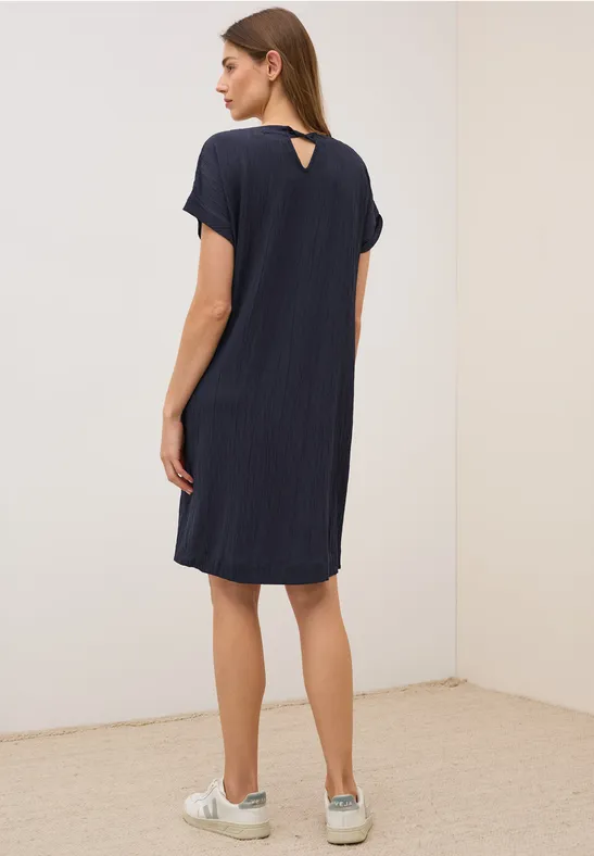 Seersucker T-Shirt Kleid mit Cut-Out