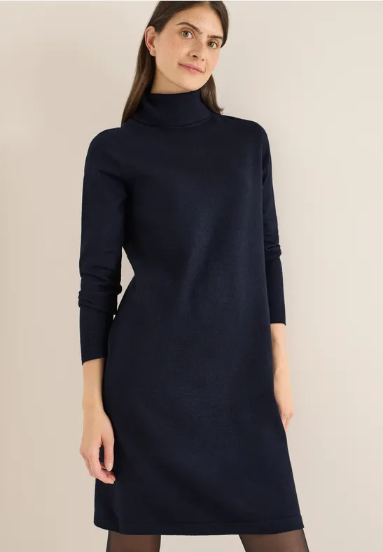 Kuscheliges Strickkleid mit Rollkragen