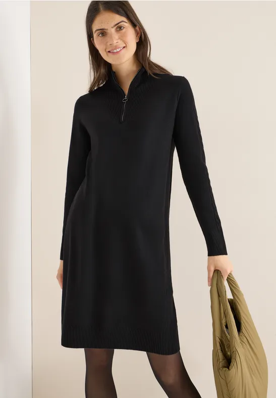 Kuscheliges Strickkleid mit Reißverschlusskragen