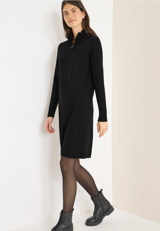 Kuscheliges Strickkleid mit Reißverschlusskragen