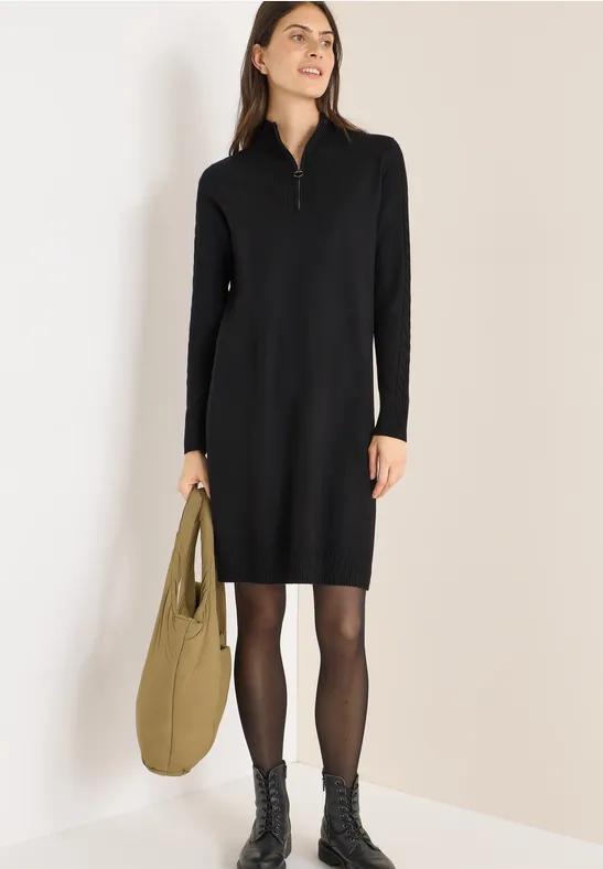 Kuscheliges Strickkleid mit Reißverschlusskragen