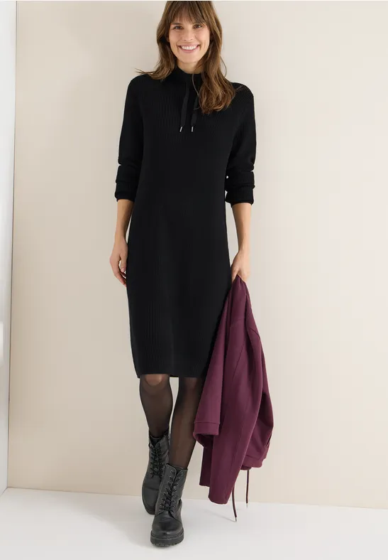 Geripptes Strickkleid mit Trichterkragen