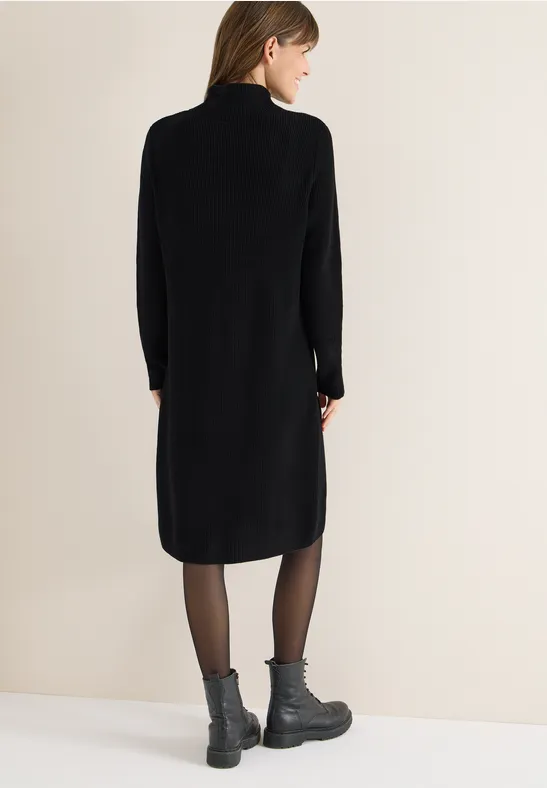 Geripptes Strickkleid mit Trichterkragen