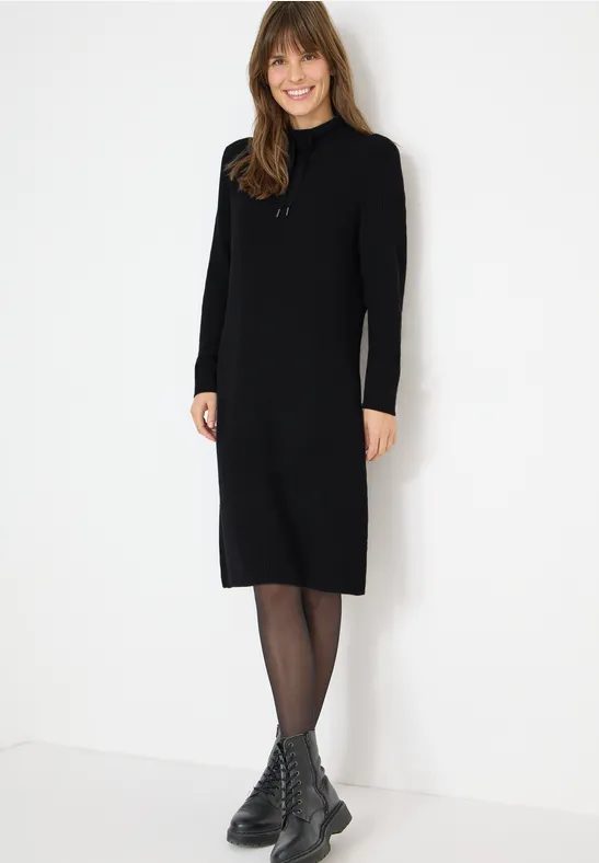 Geripptes Strickkleid mit Trichterkragen