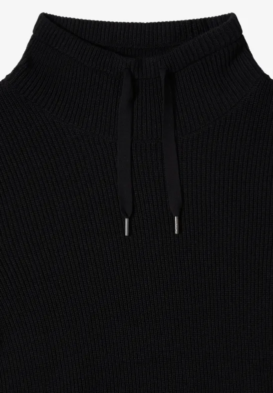 Geripptes Strickkleid mit Trichterkragen