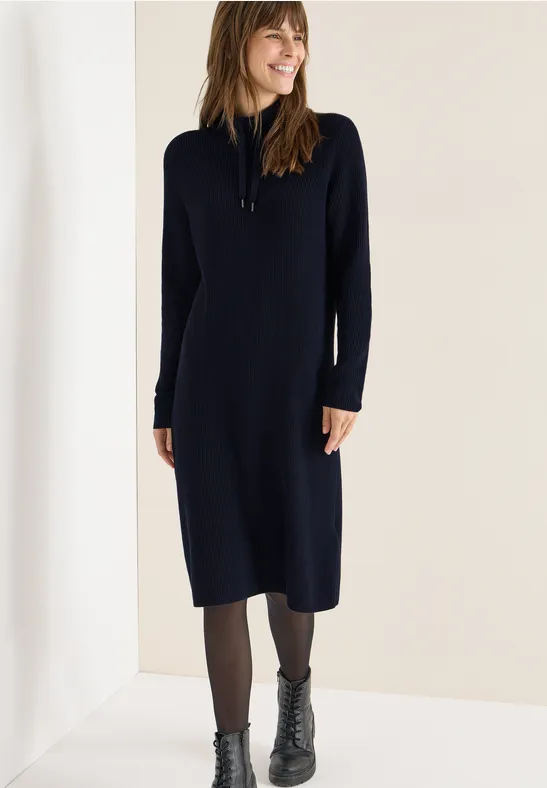 Geripptes Strick-Midikleid mit Stehkragen