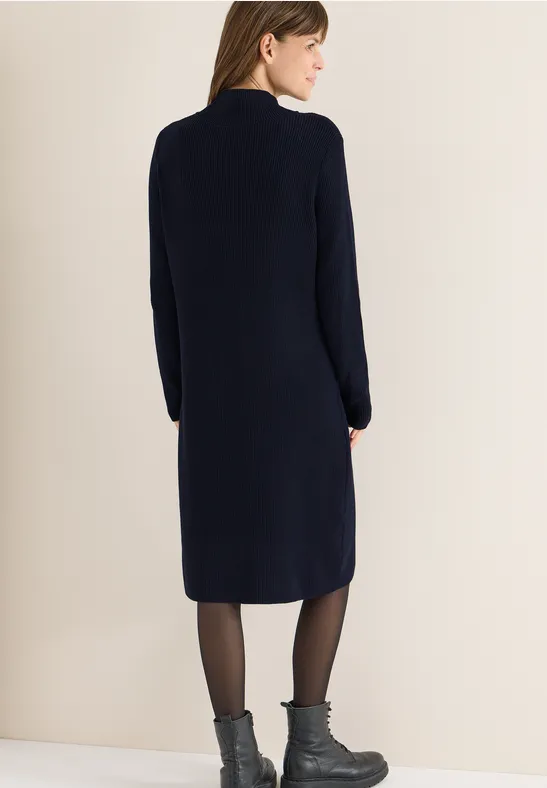 Geripptes Strick-Midikleid mit Stehkragen