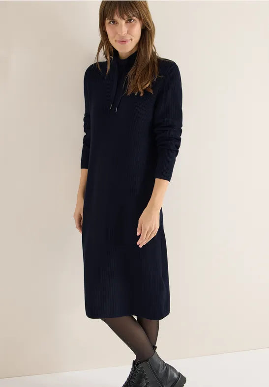 Geripptes Strick-Midikleid mit Stehkragen
