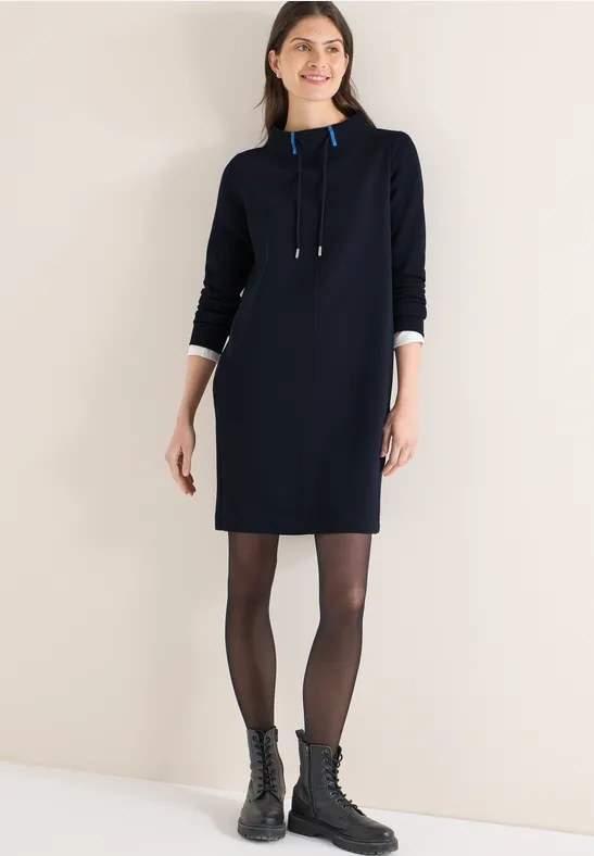 Sportives Piqué-Kleid mit Funnel-Neck