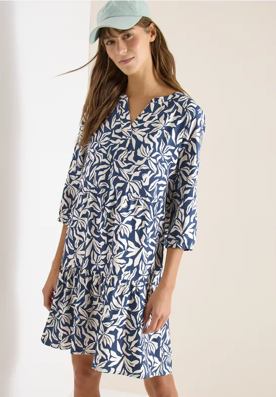 Blaues Kleid mit Blumenmuster und Stufen
