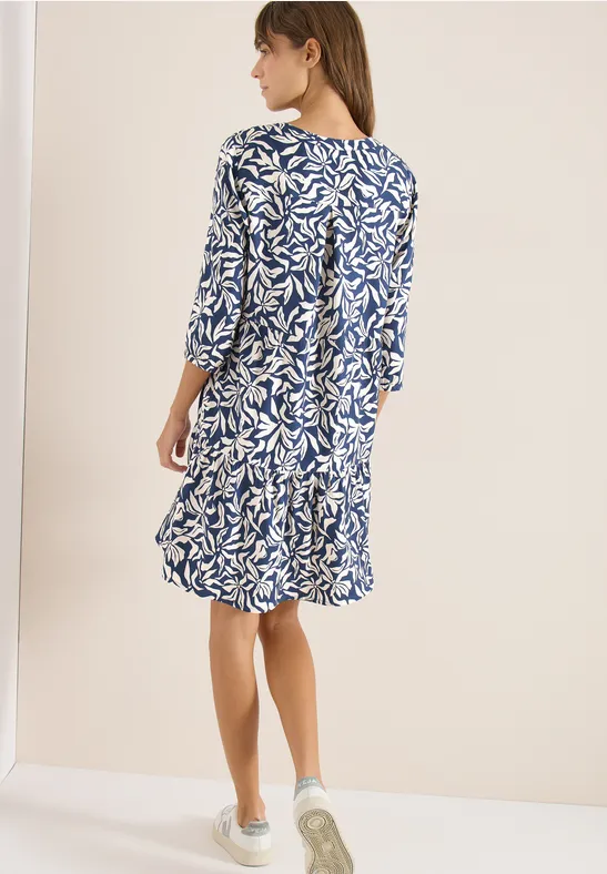 Blaues Kleid mit Blumenmuster und Stufen