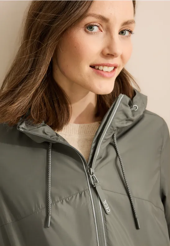 Sportliche Kapuzen-Windjacke mit Taschen