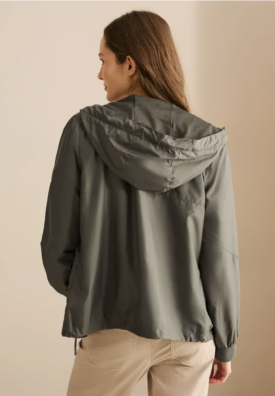Sportliche Kapuzen-Windjacke mit Taschen