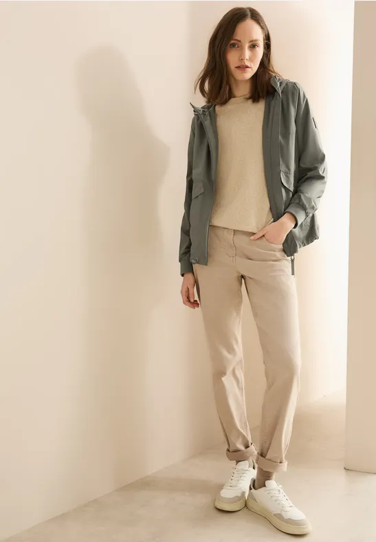 Sportliche Kapuzen-Windjacke mit Taschen