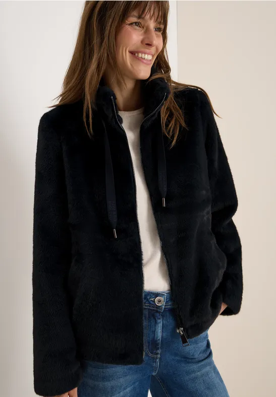 Kurze Jacke aus Kunstfell mit Reißverschluss