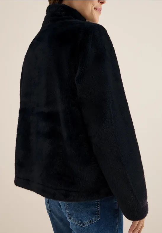 Kurze Jacke aus Kunstfell mit Reißverschluss
