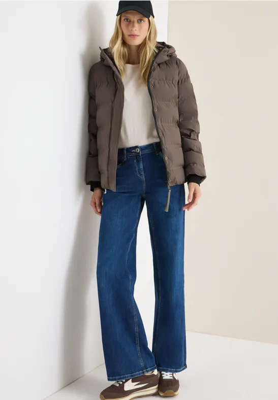 Sportive Jacke mit Kapuze in Braun