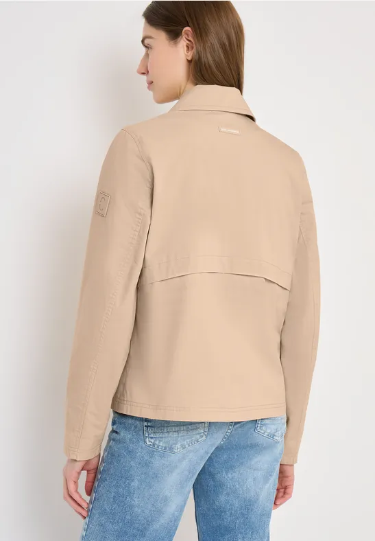 Kurz geschnittener zweireihiger Trenchcoat