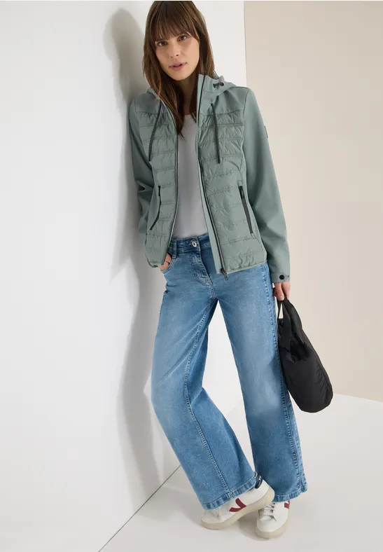 Leichte Softshelljacke mit Steppeinsätzen